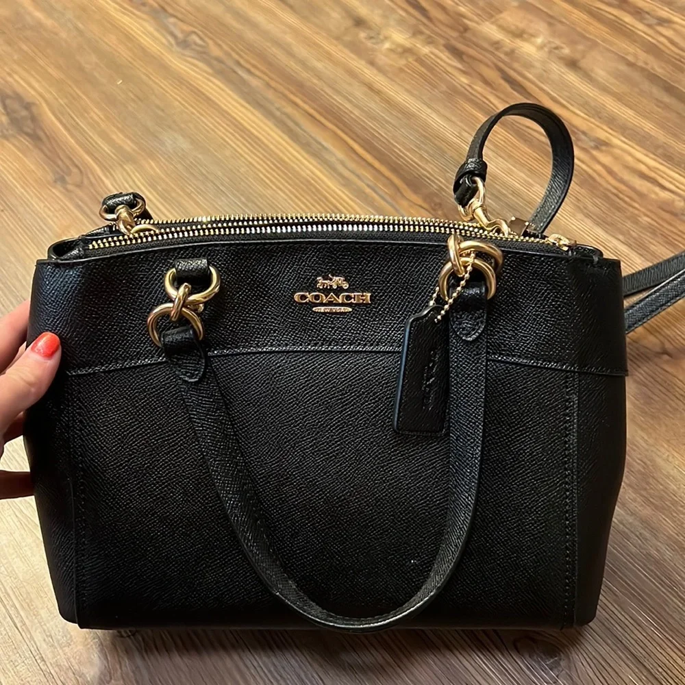 Coach Black Bag with Gold Zipper Coach Black Leather Tote Shoulder Bag Gold zip closure charm  main image 2